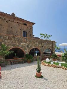 カプリオーリにあるTenuta Donna Carmelaの石造りの建物