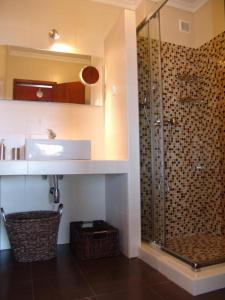 ein Badezimmer mit Waschbecken und Glasdusche in der Unterkunft Ferienwohnung für 2 Personen  1 Kind ca 55 m in Fuseta, Algarve Ostalgarve in Fuseta + 11 Fotos