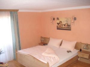 une chambre avec un lit avec des draps blancs dans l'établissement Ferienwohnung Rachel Mit Herrlichem Ausblick, à Rinchnach