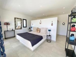 ein Schlafzimmer mit einem großen Bett in einem Zimmer in der Unterkunft Villa Blanche in Ngaparou