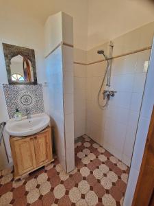 une salle de bain avec lavabo et douche dans l'établissement Dar Skalli Essaouira - Oase am Atlantik, à Aït Raïs Aomar