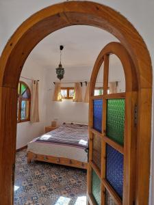 - une chambre avec un lit et une voûte dans l'établissement Dar Skalli Essaouira - Oase am Atlantik, à Aït Raïs Aomar