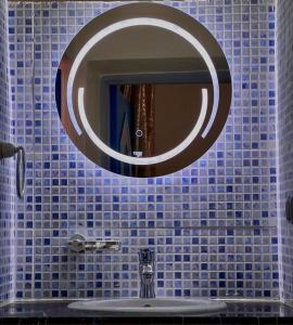 ein Badezimmer mit einem Spiegel über einem Waschbecken in der Unterkunft Riad Lina tafraout 