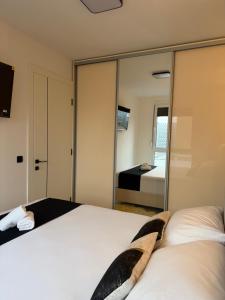 Ένα ή περισσότερα κρεβάτια σε δωμάτιο στο Avenija-Otoka +3 φωτογραφίες