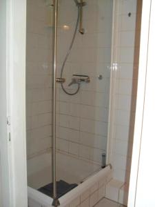 黑灵斯多夫Ferienwohnung In Gründerzeitvilla In Strandnähe的浴室里有玻璃门的淋浴间