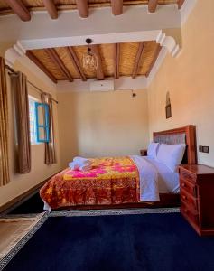 ein Schlafzimmer mit einem Bett und einer Kommode in einem Zimmer in der Unterkunft Riad Lina tafraout  + 13 Fotos