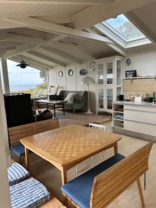 un salon avec une table et un canapé dans l'établissement Sommerhus Med Sjæl Få Skridt Fra Vandkanten, à Martofte