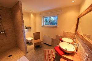 Ένα μπάνιο στο Ferienwohnung Villa Albatros In Oberdellach
