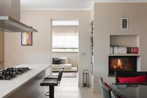 eine Küche und ein Wohnzimmer mit einem Kamin in der Unterkunft Ferienhaus für 4 Personen ca 160 qm in Rigutino, Toskana Provinz Arezzo in Rigutino