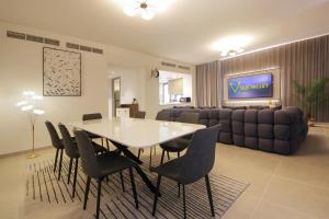 Posezení v ubytování Silk Valley - 4B near Al Hamriyah | Private Garden