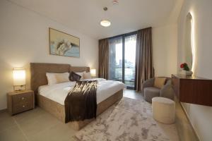 Postel nebo postele na pokoji v ubytování Silk Valley - 4B near Al Hamriyah steps away from Beach + 8 fotografií