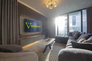 TV a/nebo společenská místnost v ubytování Silk Valley - 4B near Al Hamriyah | Private Garden