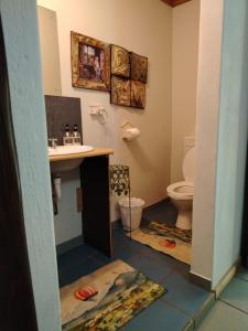 une salle de bain avec un lavabo et des toilettes dans l'établissement Droombos Guestrooms, à Kuruman