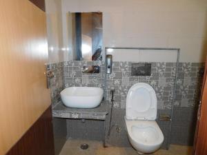 Hotal Glory Ganga في حاريدوار: حمام مع مرحاض ومغسلة