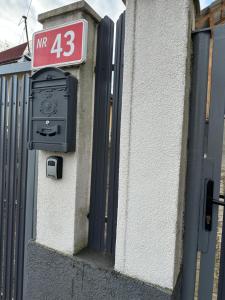 ein Schild an der Seite eines Gebäudes mit einem Briefkasten in der Unterkunft Park House in Baia Mare