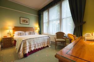 ein Hotelzimmer mit einem Bett und einem Fenster in der Unterkunft 9 Green Lane Bed and Breakfast in Buxton