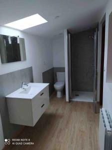 une salle de bain avec un lavabo, des toilettes et une douche dans l'établissement Single-story studio with parking, 