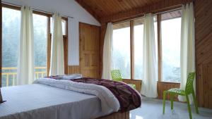 Postel nebo postele na pokoji v ubytování The Garden Of Rose Jibhi