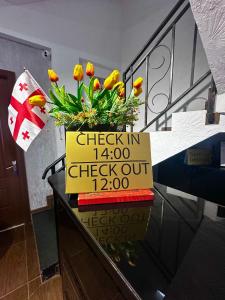 トビリシにあるQeroli old townのチェックインと書かれた看板と花の鉢 +90枚の写真