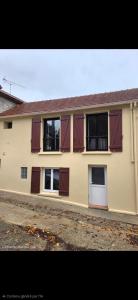 een gebouw met bruine deuren en ramen erop bij Le Perchoir " Une nuit suspendu dans le temps" in Chessy