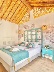 ein Schlafzimmer mit einem Bett und einem blauen Tisch in der Unterkunft Recuerdos del Sur in El Gastor + 59 Fotos