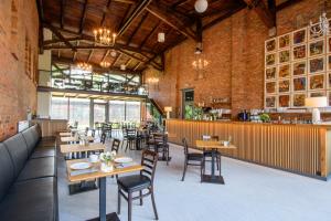 ein Restaurant mit Tischen und Stühlen in einem Gebäude in der Unterkunft Hotel Stadtgut in Berlin