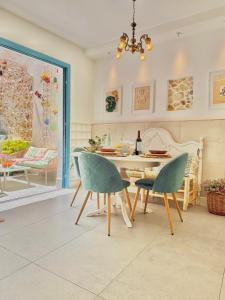 a dining room with a table and two chairs at Recuerdos del Sur in El Gastor