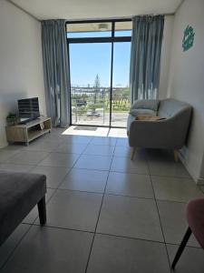 开普敦Sunset at Keys的带沙发和大窗户的客厅