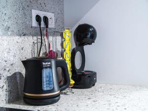 een blender op een aanrecht naast een muur bij Doctor's Cosy Apartment in Lamač