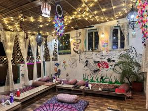 Posezení v ubytování The Pink Chapter Hostel, Jaipur