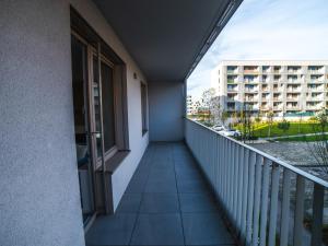 een balkon met uitzicht op een gebouw bij Doctor's Cosy Apartment in Lamač
