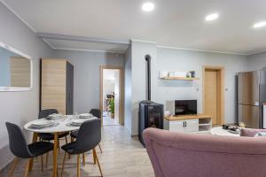 un salon avec une table et des chaises et une cuisine dans l'établissement Ferienwohnung Anna In Lokve, à Lokve