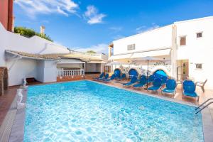 Swimmingpoolen hos eller tæt på Kavos Panorama Hotel