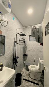 ein Badezimmer mit Toilette und Waschbecken in der Unterkunft Small Loft of Indah Living  + 14 Fotos
