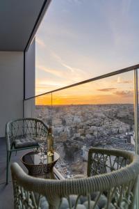 Balkón nebo terasa v ubytování Sunset View Designer Apartment With Pool Access