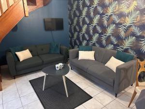 un salon avec un canapé et une table dans l'établissement Le Gîte Du Lavoir, à Courbouzon