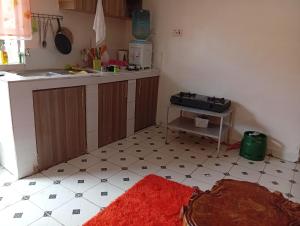 eine Küche mit einer Theke und einem Tisch darin in der Unterkunft Humility - Olive in Naro Moru