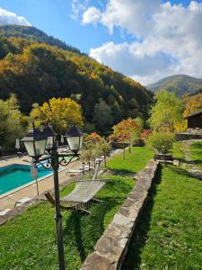 Nespecifikovaný výhled na hory nebo výhled na hory při pohledu z vily