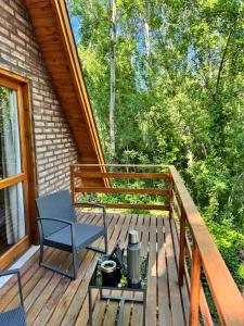 een houten terras met een bank en een tafel erop bij La Rubina in Villa Ventana