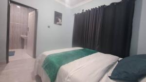 Una cama o camas en una habitación de Nomad's Nest 4 fotos más