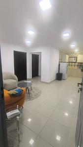ein Wohnzimmer mit Sofa und Tisch in der Unterkunft نجم الحضارة للشقق المخدومة in Al-Hasa