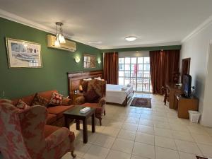 una sala de estar con un sofá y una cama en una habitación en Herrmes, en Sharm El Sheikh