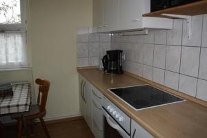 O bucătărie sau chicinetă la Ferienwohnung In Gründerzeitvilla In Strandnähe