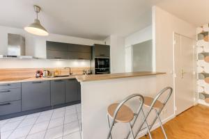 马西Bright & Chill - Terrasse - À 7 min Gare Massy TGV的带柜台和椅子的厨房 更多27张照片