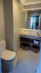 a bathroom with a toilet and a sink and a mirror at Muro Alto em Porto de Galinhas Apto Alto Padrão in Ipojuca +18 photos