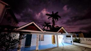 Imagen de la galería de Rusty Blue Belize 3Bd House 8 min to Int'l Airport WiFi, Gated Parking & Hot Wtr, en Ladyville 9 fotos más