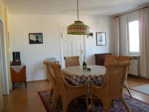 Un televizor și/sau centru de divertisment la Ferienwohnung In Gründerzeitvilla In Strandnähe