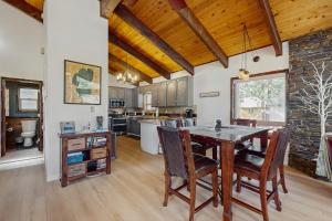 eine Küche mit Tisch und Stühlen in einem Zimmer in der Unterkunft The Regan Beach Vista in Al Tahoe