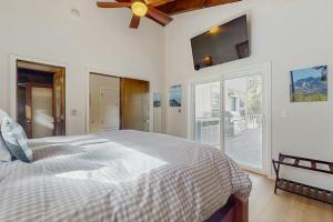 ein Schlafzimmer mit einem Bett und einem Deckenventilator in der Unterkunft The Regan Beach Vista in Al Tahoe