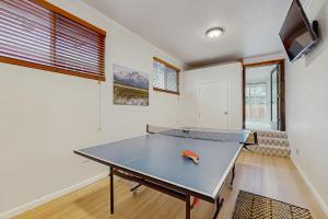 eine Tischtennisplatte in der Mitte eines Zimmers in der Unterkunft The Regan Beach Vista in Al Tahoe